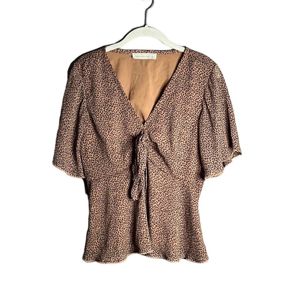 Abercrombie & Fitch Leopard Print Peplum Top blouse With Flutter Sleeves Size L.